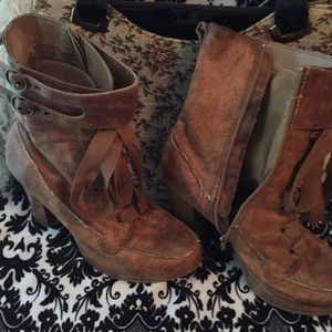 Platform brown zip up the side booties 🍁🔥🍁
